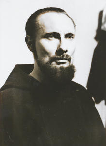 876662 Portret van een geestelijke, vermoedelijk gespeeld door een Wijk C-bewoner in een onbekend toneelstuk opgevoerd ...